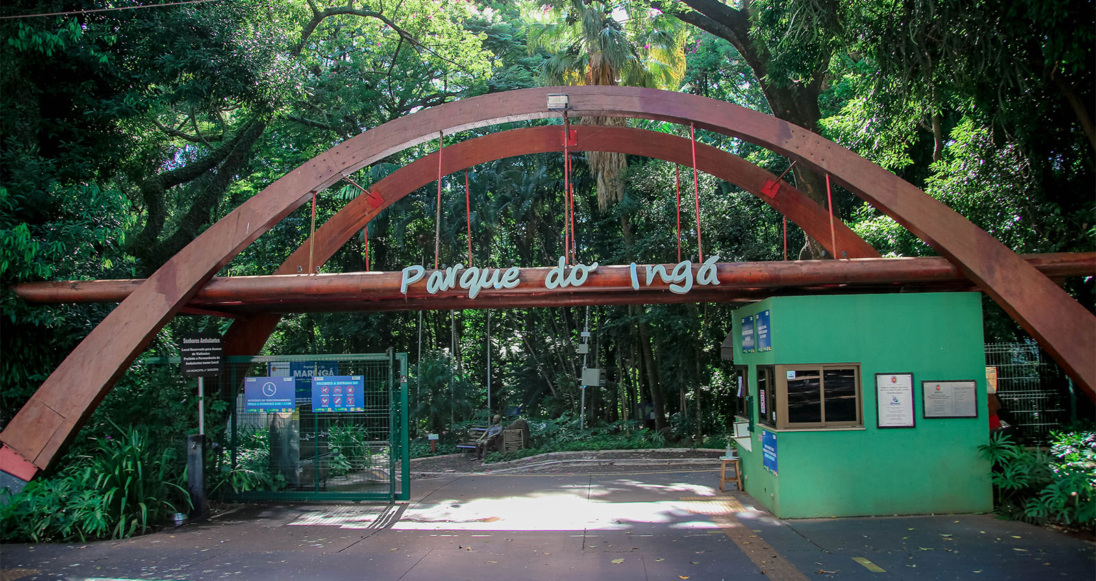 Portal de entrada do Parque do Ingá, em Maringá, cercado por vegetação.